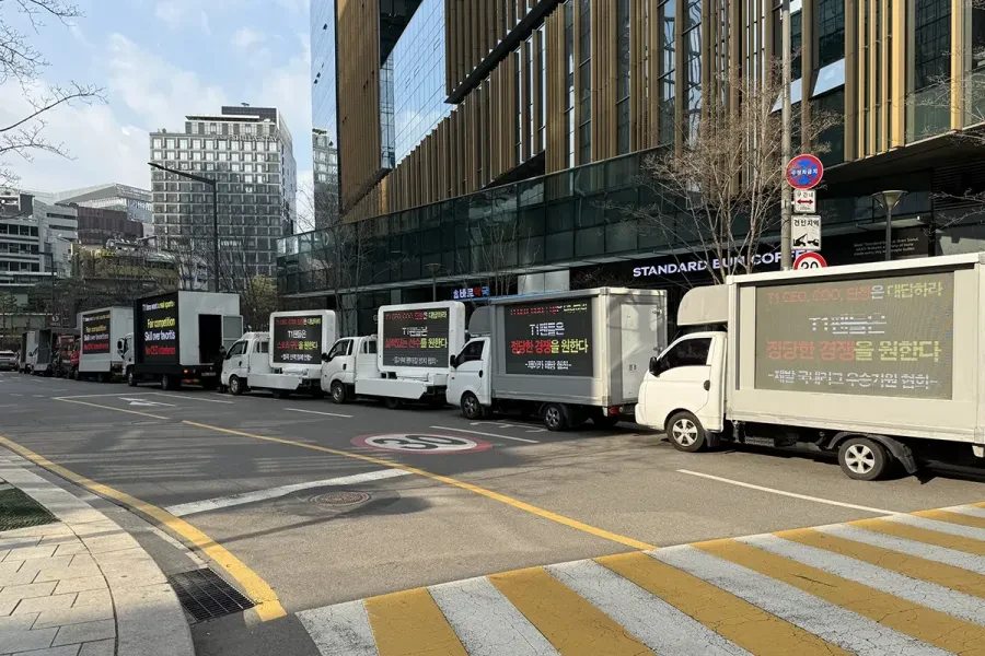 Фанаты T1 вывезли протестные грузовики к офису клуба после ухода Gumayusi