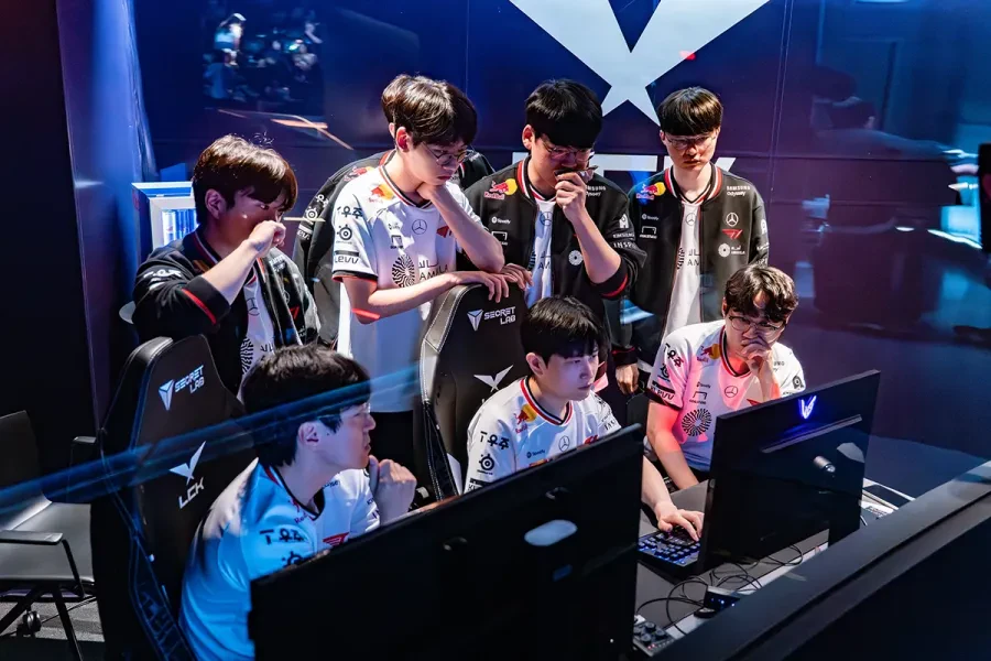 Riot вводит Coach Voice: LCK и LCP проверят живое общение тренеров с игроками