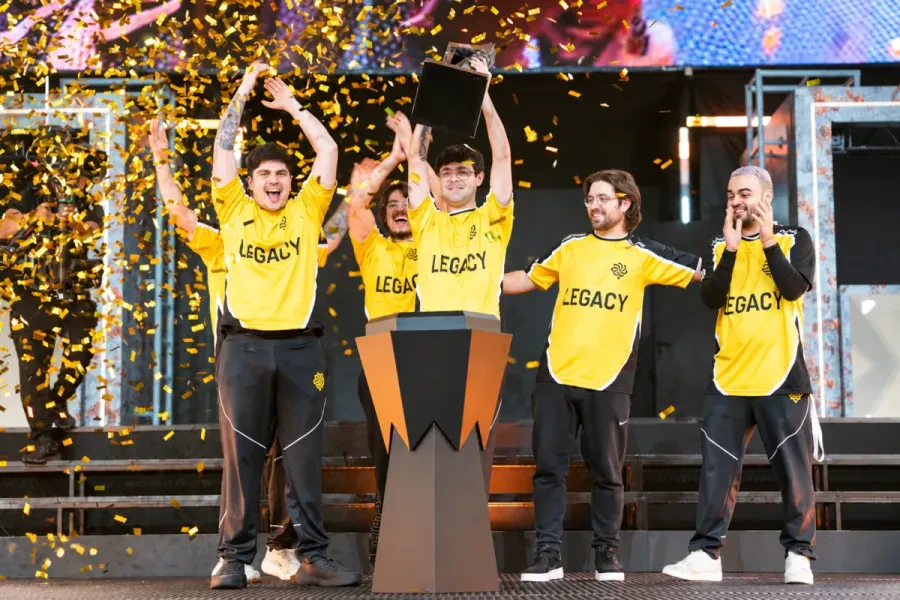 Legacy всухую обыграла G2 и выиграла FISSURE Playground 3
