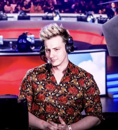 Фото LEGDAY - Гарри Поллитт