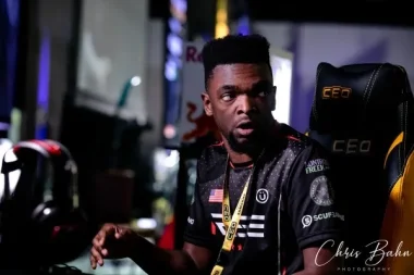 Фото Smug - Брайант Хаггинс