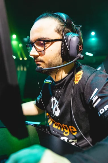 Фото Newzera - Алексис Хамбер