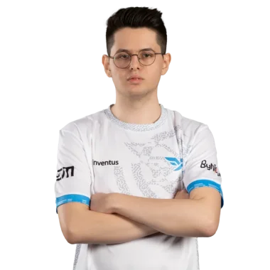 Фото JN3v1cEEE - Эмре Бекче